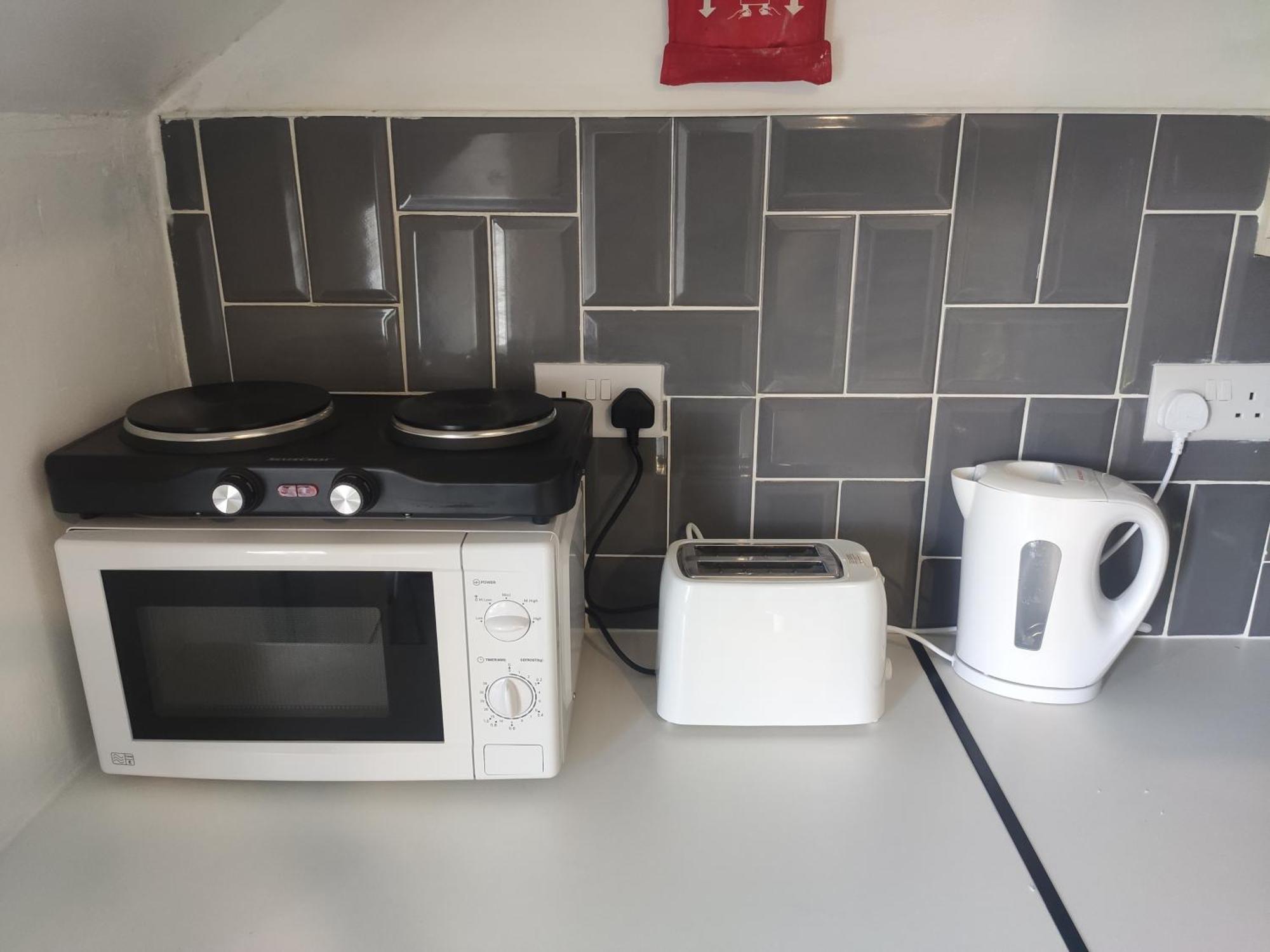 1 Bedroom Flat W/ 2 Beds *