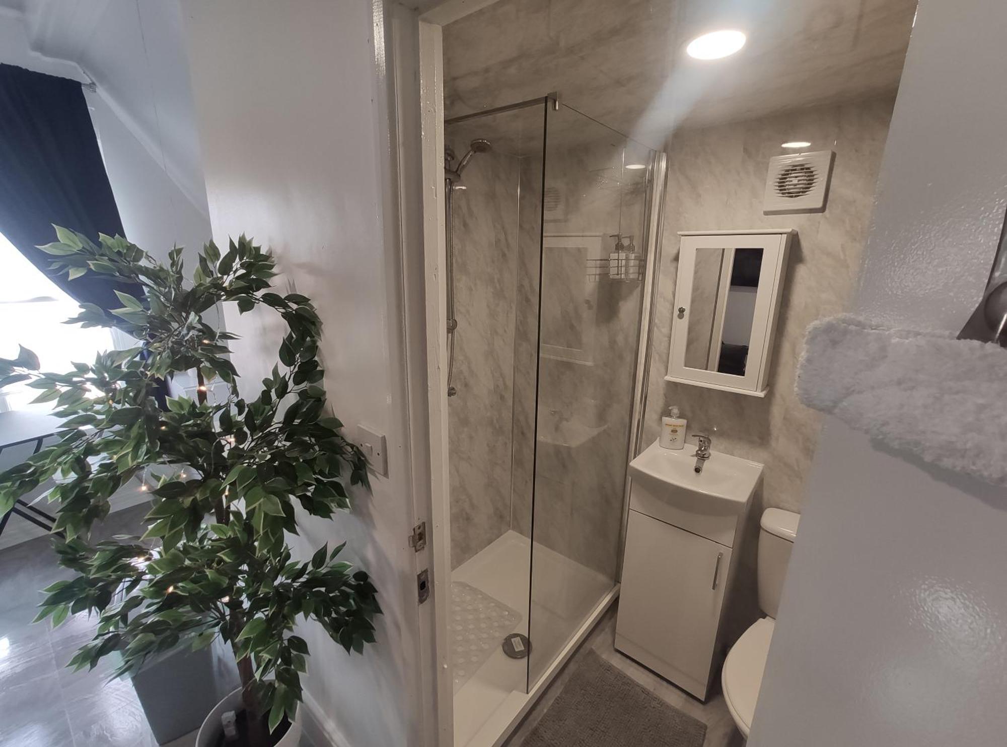 1 Bedroom Flat W/ 2 Beds Apartment *