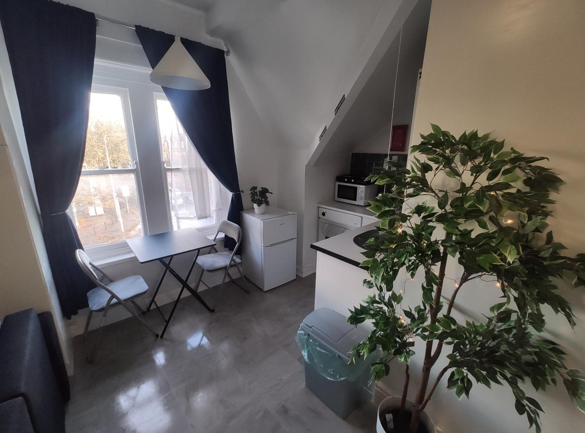 Apartment 1 Bedroom Flat W/ 2 Beds